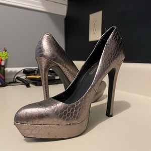 BCBG Platform High heels, snakeskin. Glitter size 7.5